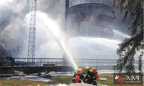 南京炼油厂突发爆燃事故，现场火光冲天黑烟弥漫